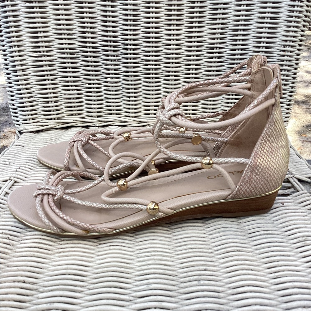 Strappy flat sandal
